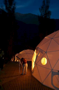 Elquidomes in de nacht. De sterrenhemel van de Elquivallei, Chili.