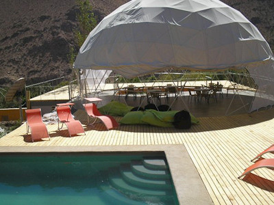 Dome met zwembad. De sterrenhemel van de Elquivallei, Chili.