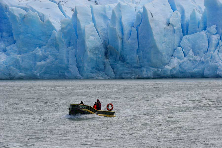 Een excursiebootje vaart langs het gletsjerfront van de Greygletsjer. NP Torres del Paine.