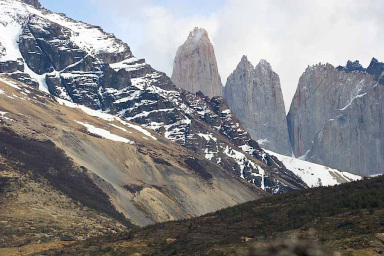 De Torres steken af tegen de blauwe lucht. NP Torres del Paine.