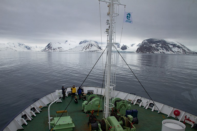 Op de uitkijk op het voordek.