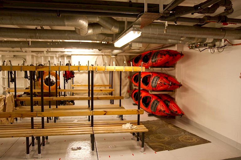 Ook de kajaks worden in de mudroom opgeslagen.