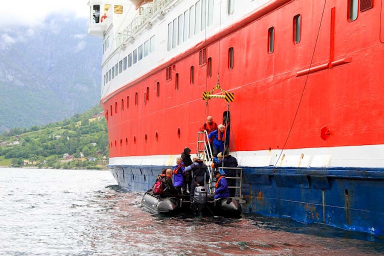 Vanaf het schip de zodiac in gaat via een korte trap.