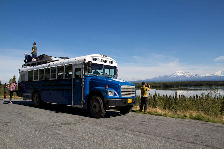 De bus is niet alleen vervoermiddel, maar ook uitkijkpost.