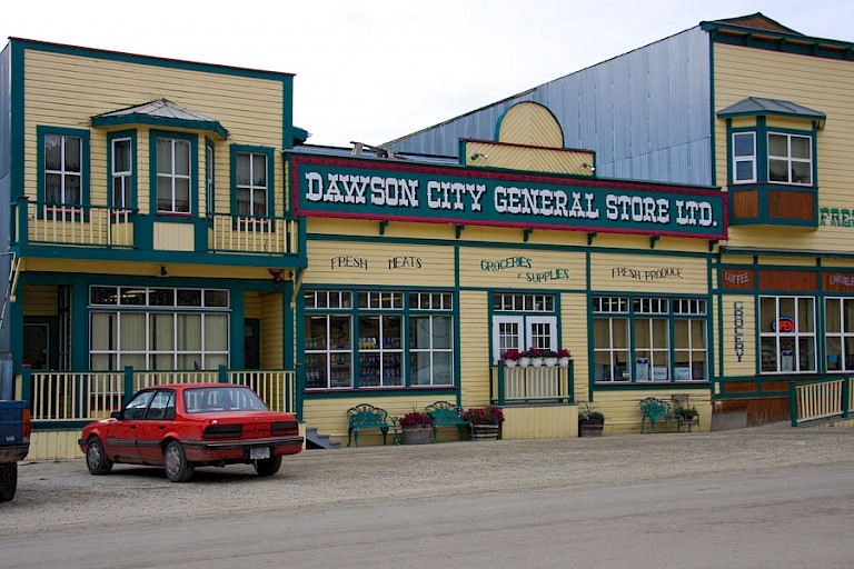 De authentieke gebouwen in Dawson dateren uit de tijd van goudkoorts.